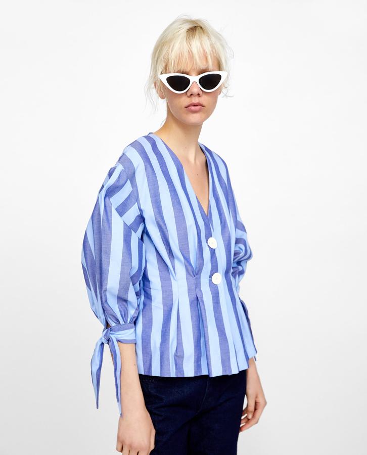 Cuerpo con pliegues y dos botones, con rayas azules de Zara: 39,95 euros.