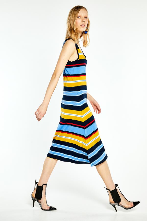 Vestido de rayas fluido de Sfera: 15,99 euros.