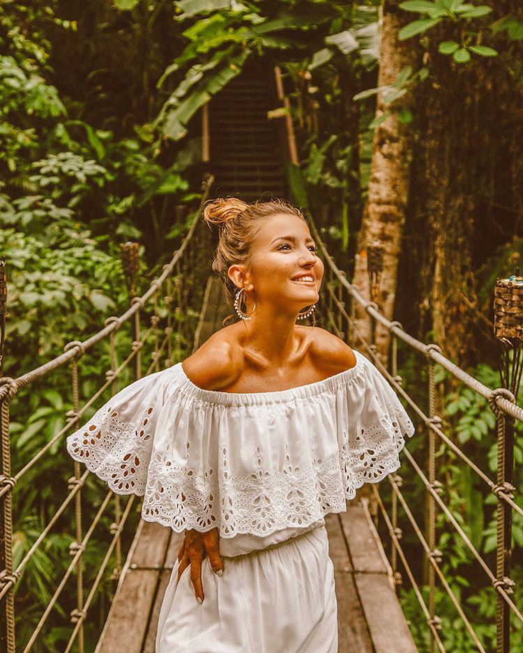 Alexandra Pereira, Lovely Pepa, tiene en su colección un vestido blanco que cumple todas las características que comentamos: es gran volante bordado es una preciosidad