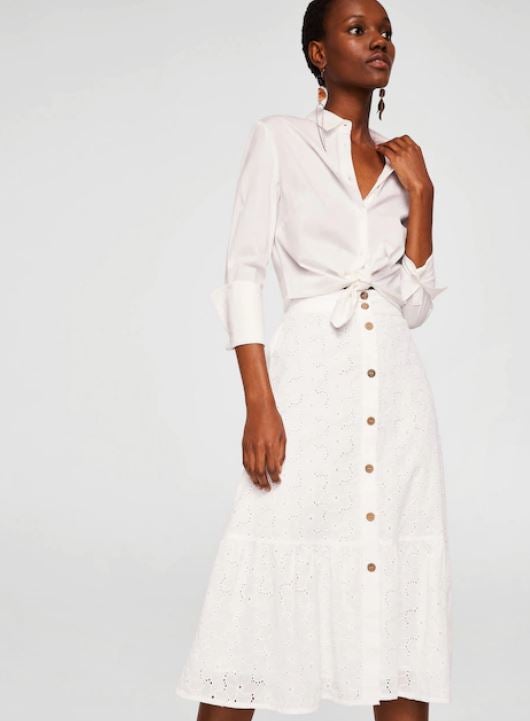 La falda. Con detalles calados. Precio: 29,99€