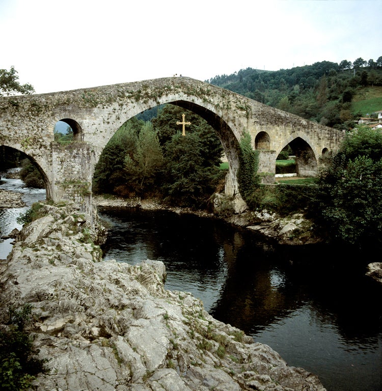 Cangas de Onís: Canga de Onís es uno de los pueblos asturianos con más renombre gracias a sus monumentos. Los Lagos de Covadonga, su famoso puente romano, monumento nacional, con la Cruz de la Victoria, y una ruta preciosa para adentrarse en los Picos de Europa.