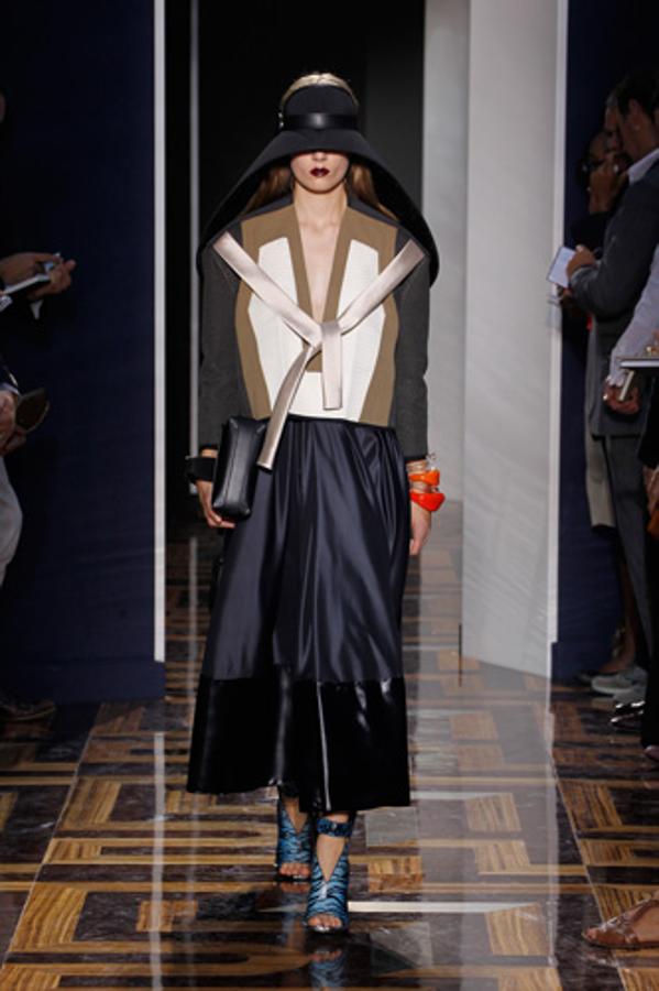 El propio Nicholas Ghesquiére, durante sus años al frente de Balenciaga, rescató este sombrero para su colección de verano 2012. Un parecido casi clónico con el de Jacquemus que, seis años más tarde, ha invadido las redes.