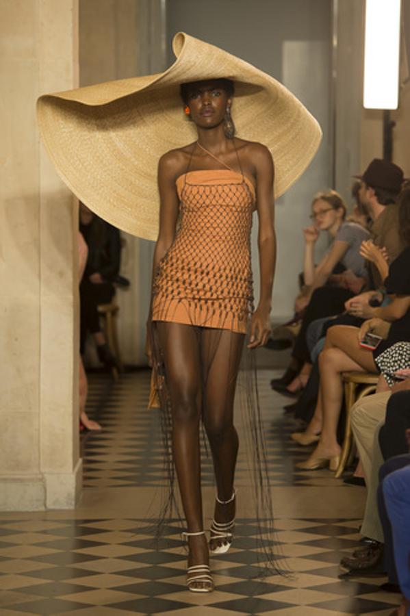 El desfile de Jacquemus de P/V 2018 enamoró al público. Pero el look que tuvo más éxito fue, sin duda, este en el que aperecía le chapeau Bomba. Pocos se podían imaginar (seguro que ni el propio diseñador) que este accesorio iba a ser uno de los más famosos del verano.
