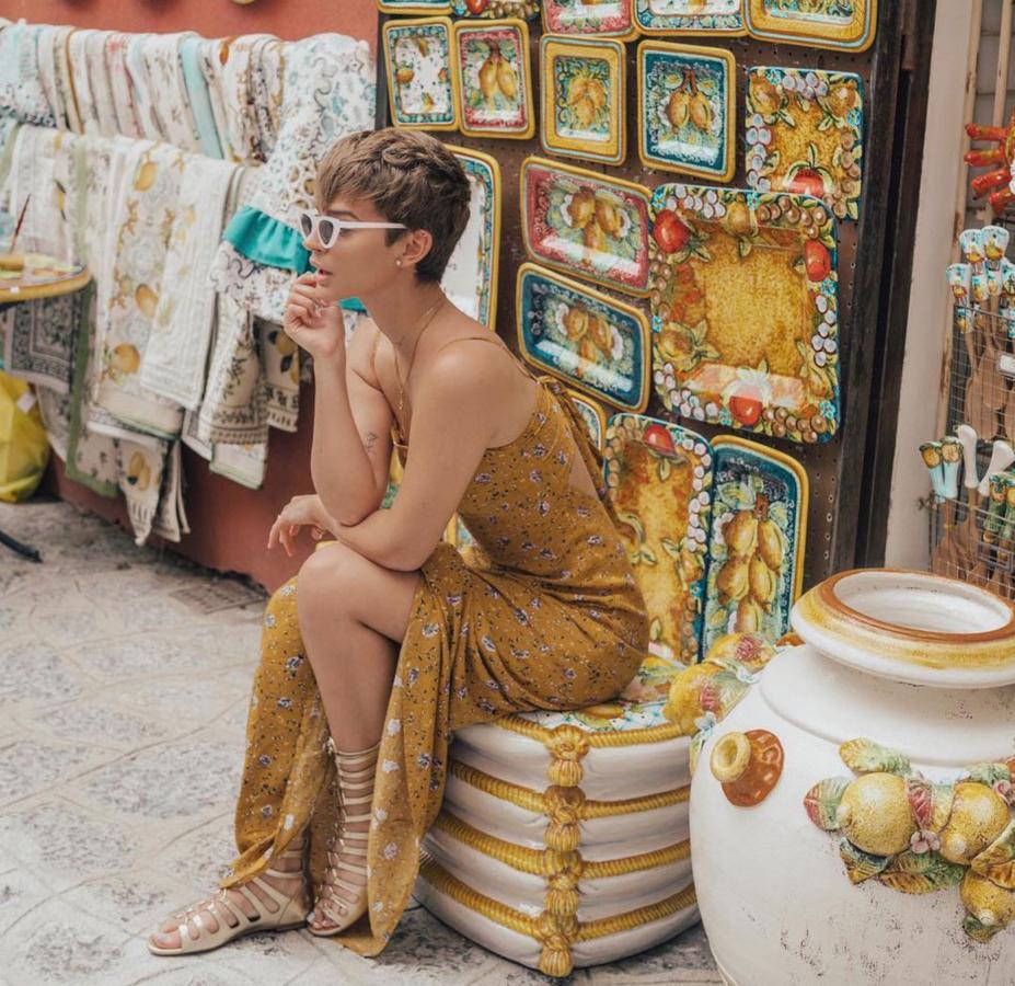 Laura Escanes revolucionó las redes con  este vestido de la nueva colección de Stradivarius  durante su viaje en 'The Summer Expedition'. Este vestido en color amarillo, con estampado de flores y escotado en la espalda es perfecto para este verano y ya está categorizado en las redes como uno de los más bonitos de esta temporada. Un imprescindible con el que triunfarás seguro. Lo mejor su precio: 29,99 euros.