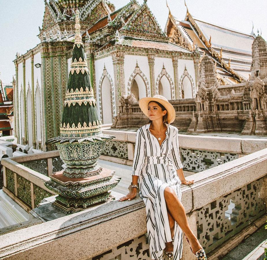 Alexandra Pereira escogió este precioso vestido túnica para uno de sus viajes. Un  modelo 'low cost' de Zara con estampado de rayas verticales  en azul marino y blanco cuyo precio es de 39,95 euros y con el que acertarás seguro estas vacaciones. Ya que lucirás dos tendencias en una:  el estampado de rayas  que tanto triunfa esta temporada y el  vestido estilo túnica  (otro de los 'must have' para este verano).