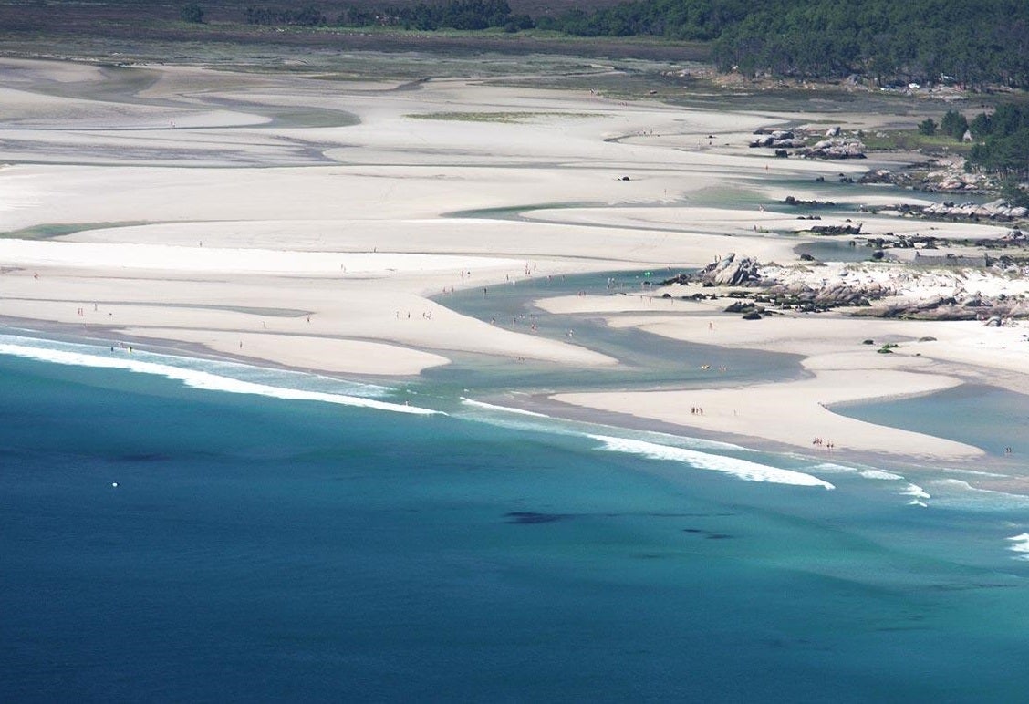 Carnota es la playa más larga de Galicia (siete kilómetros de longitud) y una de las que mejor conserva la naturalidad de la marisma y de las dunas que le dan ese contraste casi lunar. Disfrutar de un paseo por Carnota y observar su gran variedad de aves y flores es el plan perfecto para tus vacaciones de verano.