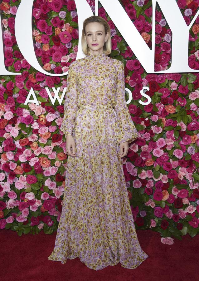 Carey Mulligan fue una de nuestras favoritas en los Tony Awards con este romántico vestido de inspiración boho con estampado floral de Giambattista Valli.
