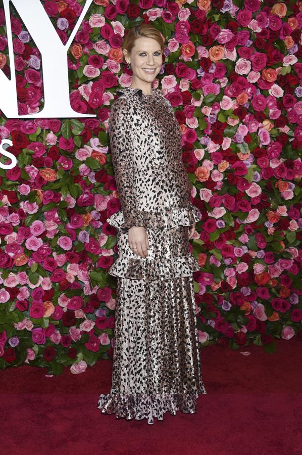 Claire Danes volvió a dar una nueva lección de estilo premamá con este atrevido diseño de lentejuelas y 'print animal' firmado por Valentino.