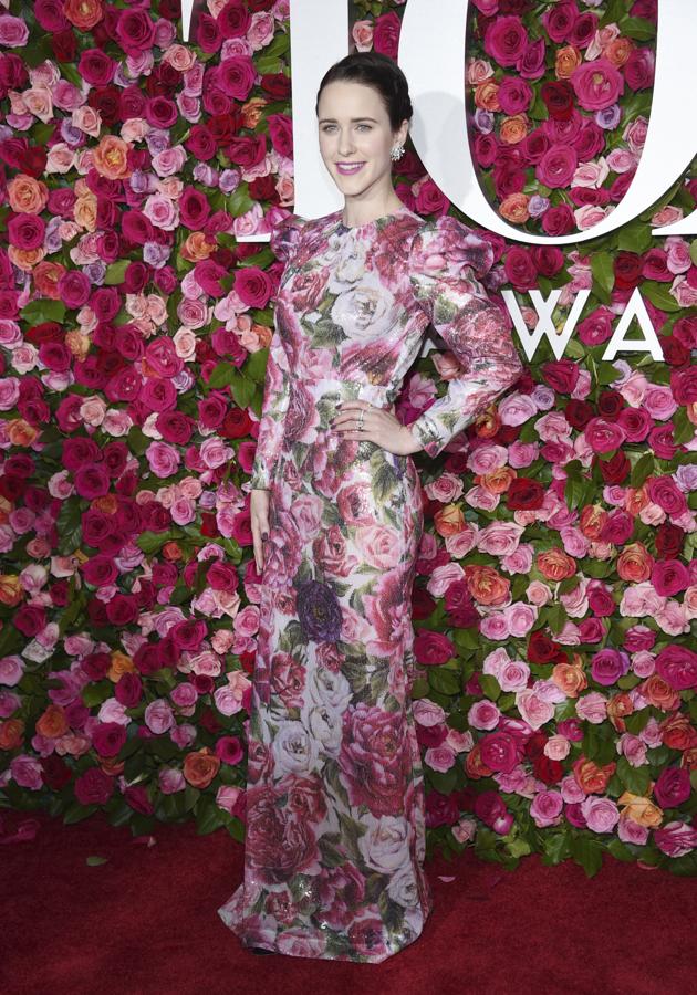 Rachel Brosnahan apostó por el estampado floral XXL con este llamativo vestido de Dolce & Gabbana.