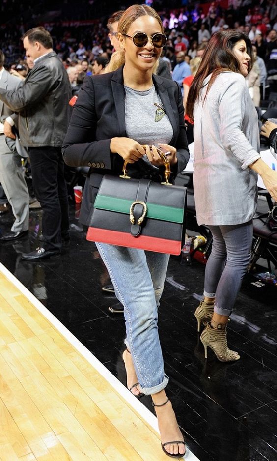 11. Fondo de armario. Bey también lleva piezas un poco más discretas, como esta camiseta adornada o este bolso, el Dionysus.