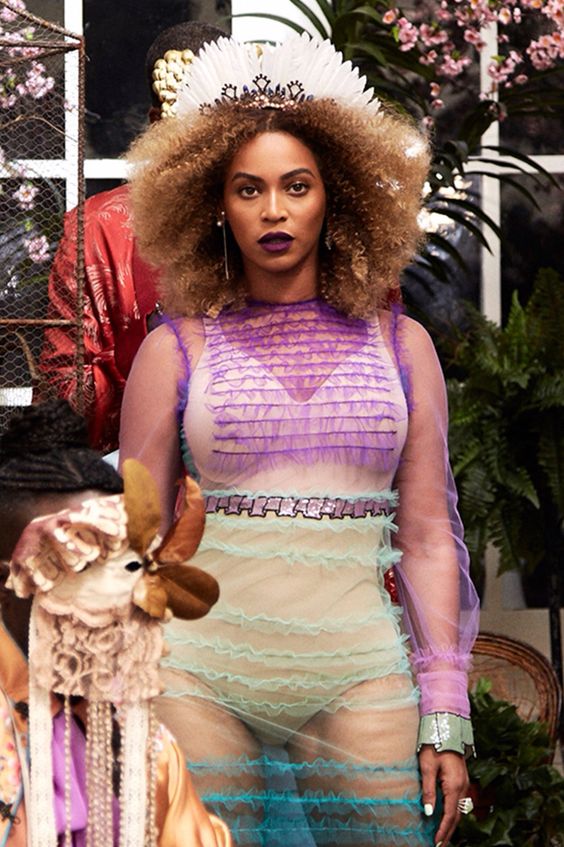 17. Un vestido impensable. No tiene nada que ver cómo se presentó este diseño en la pasarela de Milán con la versión llena de curvas de Bey, en el mismo clip de “Formation”. Brava.