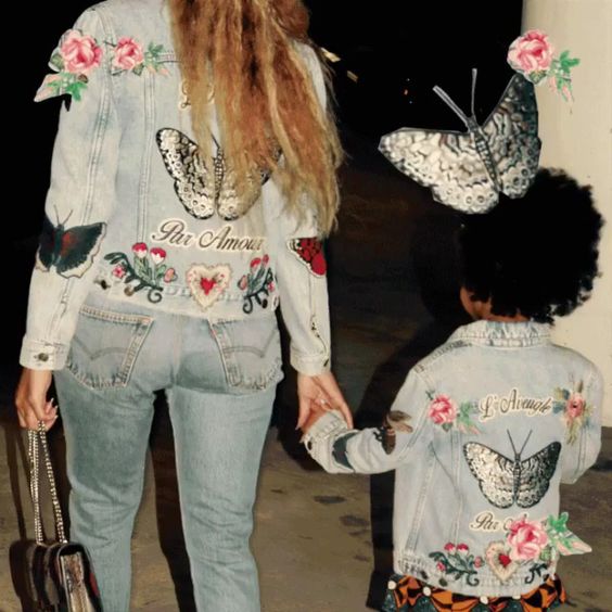 19. Dúo vaquero. En mayo de 2016, Bey y Blue Ivy se pusieron antes que nadie la colección vaquera customizada que Gucci vendió como churros en otoño.