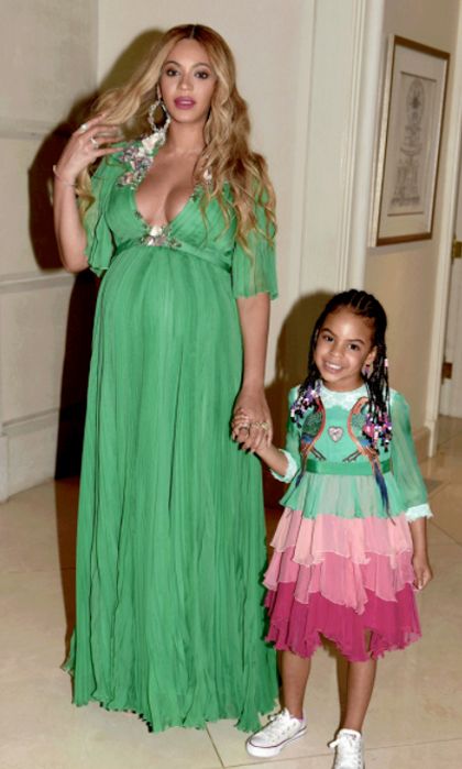 8. De madres a hijas. Impresionante con su vestido de noche y su 'mini me': Blue Ivy convertida en su mejor replicante. Así fueron al estreno de “La bella y la bestia”.