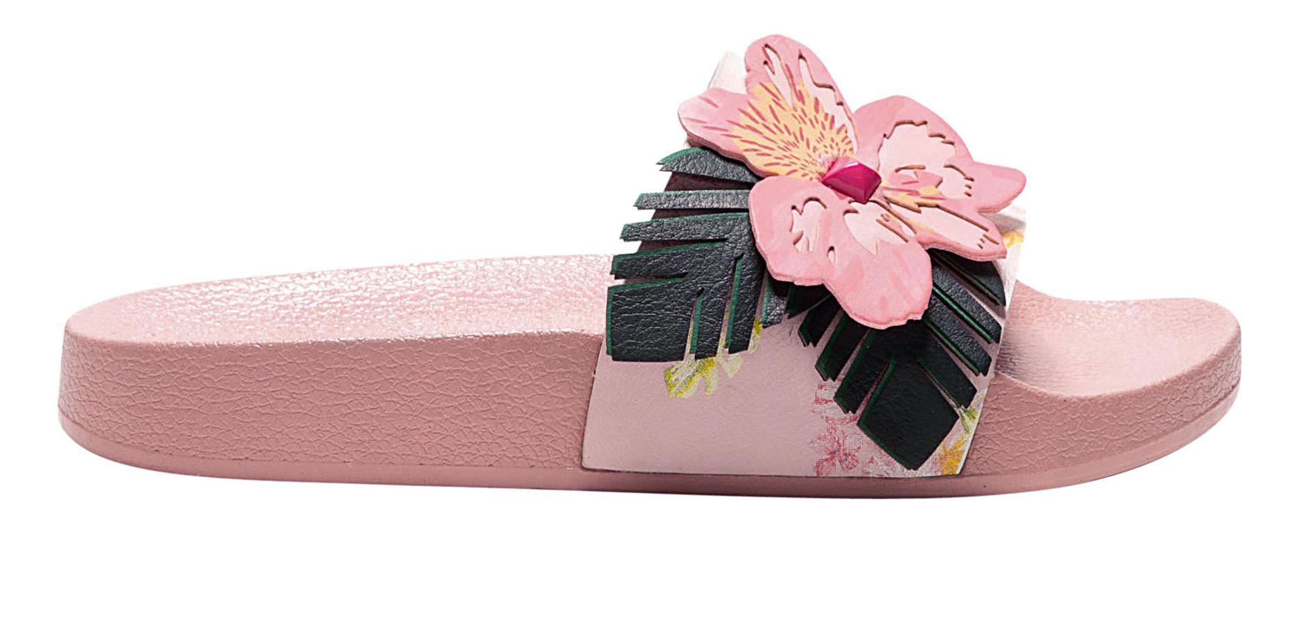 La firma española también ha inspirado su colección en los lugares y las islas más exóticas. Estas chanclas son el mejor ejemplo y no te las pondrás solo para la playa.