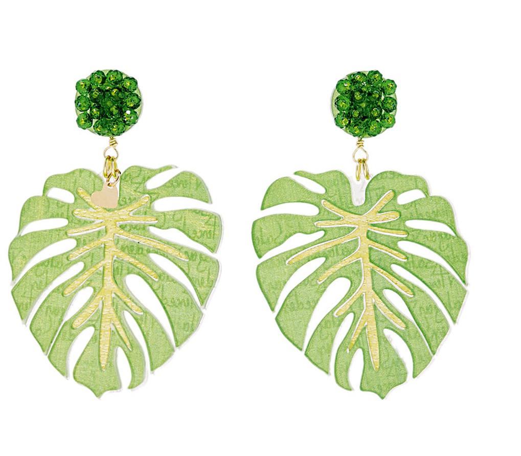 Pendientes con forma de hoja con detalles dorados.