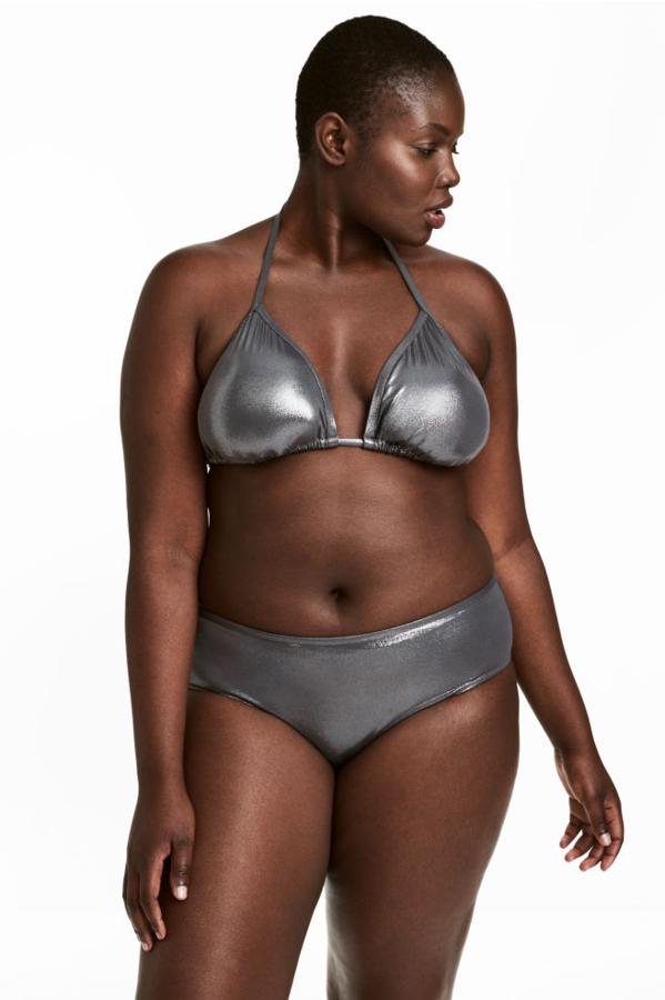 Bikini (19,99 euros) y braguita (14,99 euros) en gris oscuro metalizado.