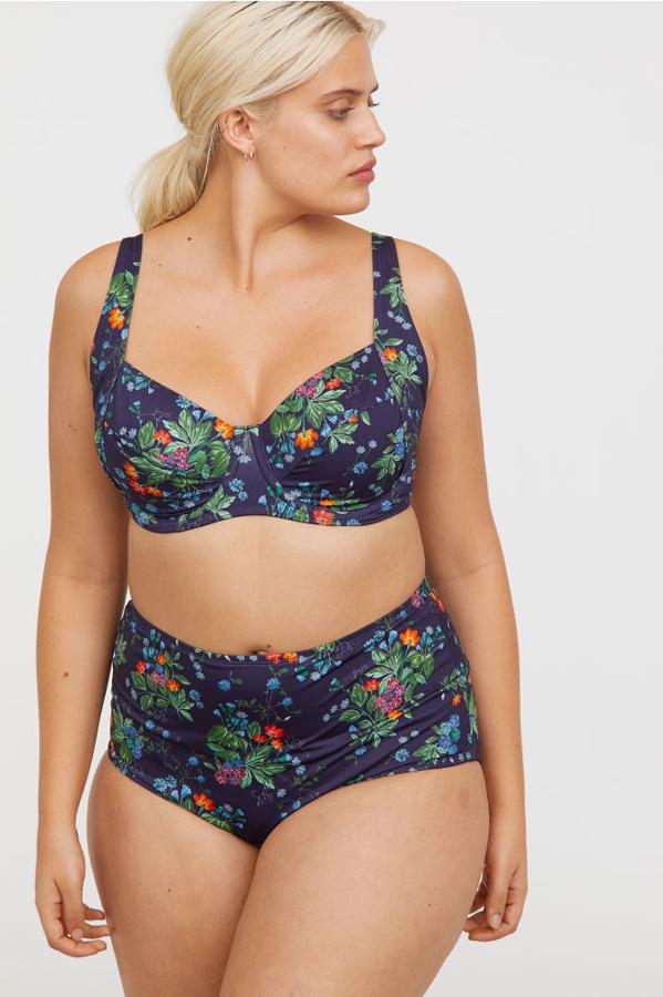 Bikini y braguita high waist con estampado de flores en azul oscuro, 14,99 euros (braguita) 24,99 euros (top).
