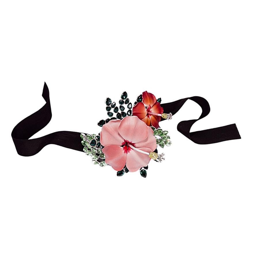 Los collares tipo choker están aún coleando en la lista de tendencias. Este tan floreado es de Dsquared2.