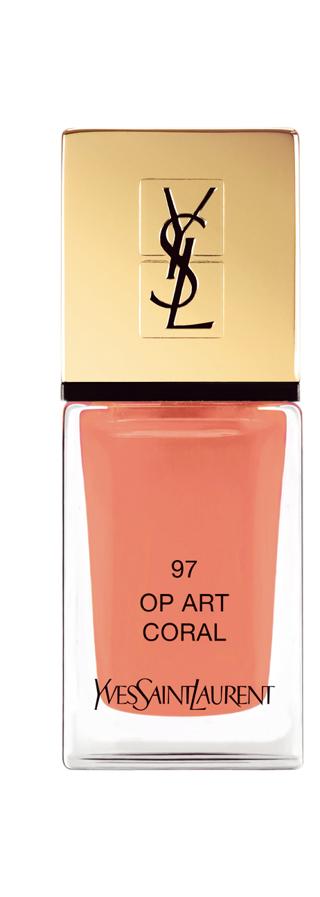 El color coral de toda la vida se lleva también en las uñas. Este es el tono 97 Op Art Coral de Yves Saint Laurent.
