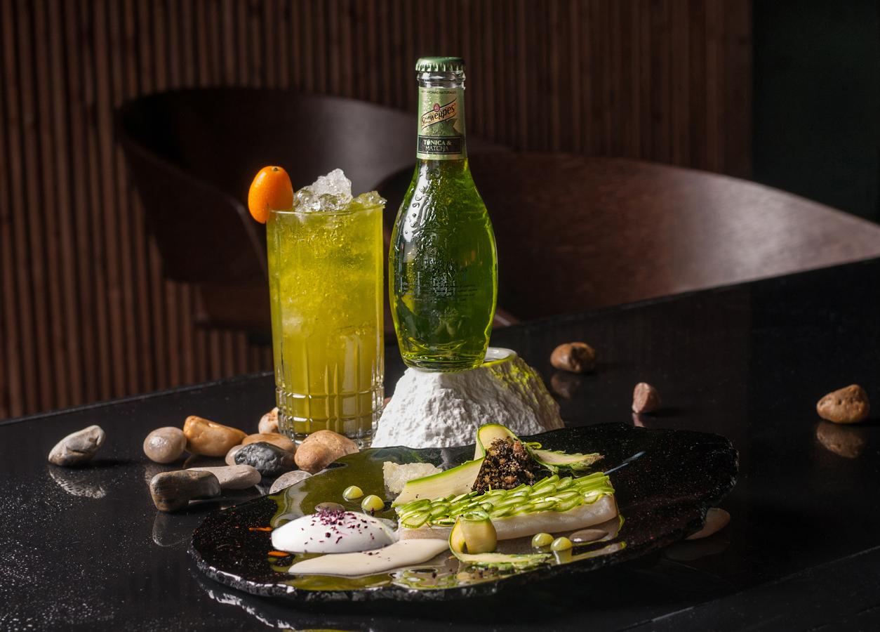 Wabi-Sabi es un cóctel delicado, fresco y sutil que transporta al comensal a los bellos jardines de la ciudad de Kioto desde 47 Ronin (Calle Jorge Juan, 38, de Madrid). Se elabora con ginebra Jinzu(a base de sake, flor de cerezo y yuzu), polvo de wakame, licor de jengibre y Schweppes Tónica & Matcha.