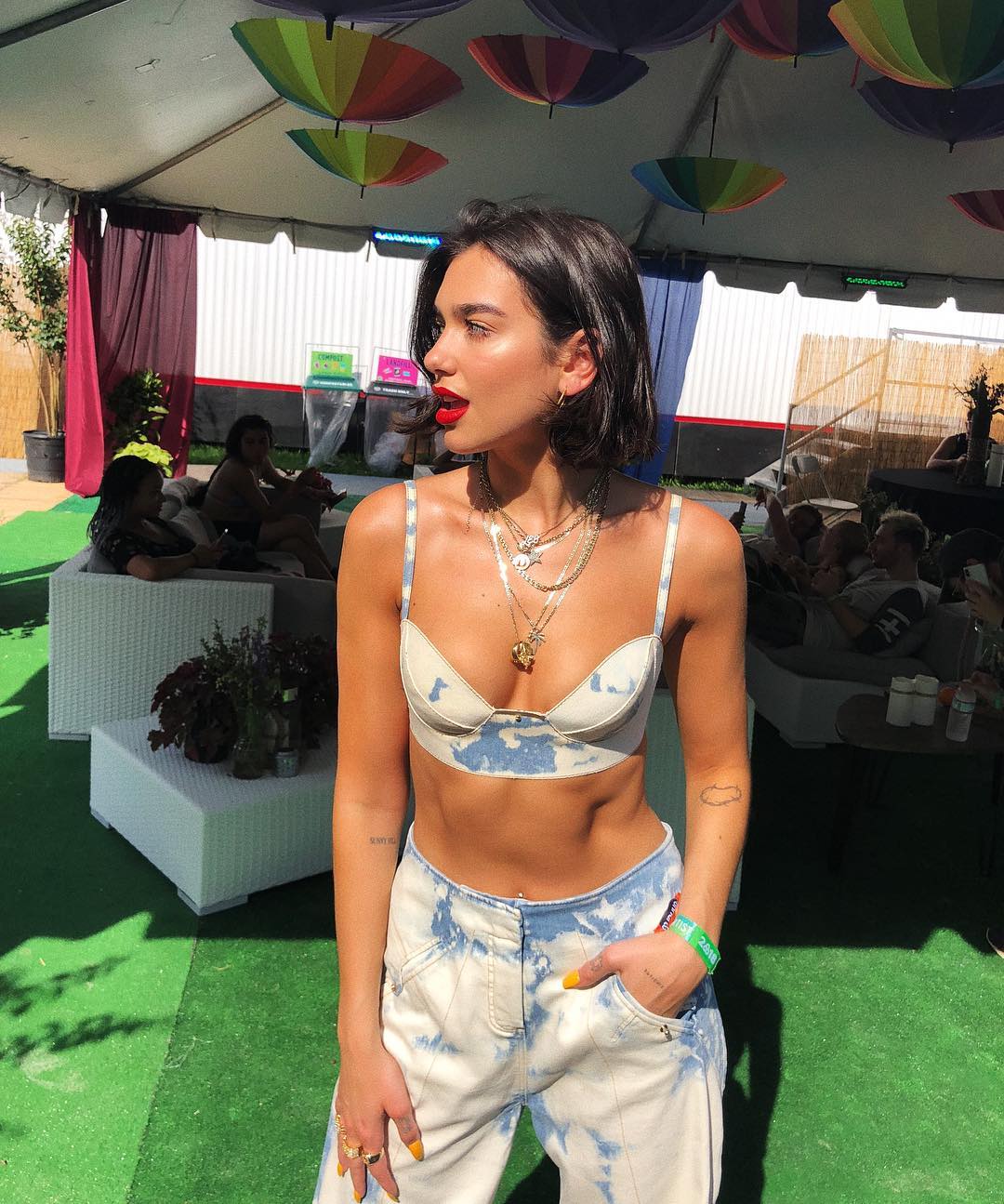 Dua Lupa, en denim desteñido. Un 'outfit' hecho a medida de los festivales que la cantante va a recorrer este verano.