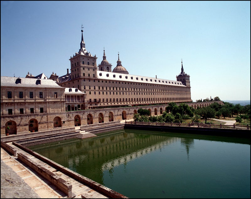 San Lorenzo de El Escorial: San Lorenzo de El Escorial es el municipio más visitado tras la Capital de la Comunidad de Madrid, y es que si no has ido… ¡es hora! Sin duda, lo más emblemático es el Monasterio de San Lorenzo de El Escorial, Patrimonio de la Humanidad desde 1984. Sin embargo, el pueblo también tiene otros sitios emblemáticos como es el caso del Real Coliseo de Carlos III, uno de los teatros más antiguos de España.