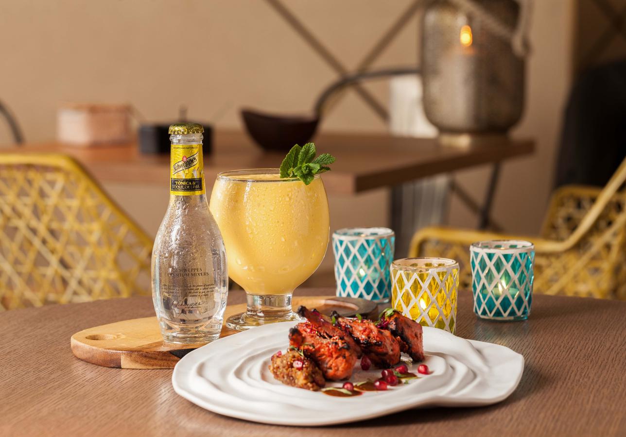 Benarés, en la calle Zarbano, 5, de Madrid, nos propone una revisión de la tradición india con el cóctel New Lassi, un combinado sin alcohol a base de yogur natural, puré de mango, cúrcuma y Schweppes Tónica & Toque de Lima