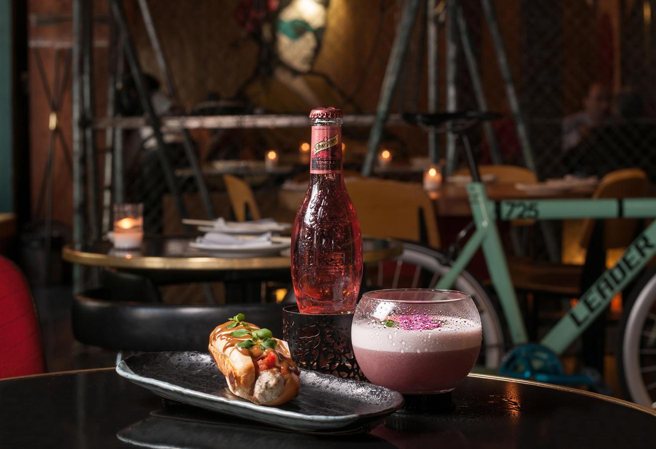 Elaborado con tónica Schweppes & Hibiscus, bourbon, sirope de frutos rojos, lima y vinagre, el Maikai recoge en un baso ancho la esencia de los sabores de la tradición Tiki hawaiana. Lo sirven en NoName Bar, en la calle Alberto Aguilera, 5, de Madrid.