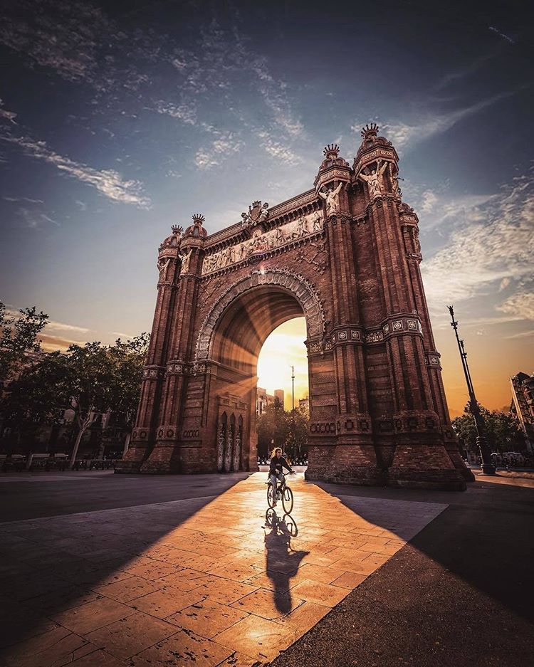 Barcelona no solo es una de las cuidades más bonitas y cosmopolitas de España, también es una de las más sostenibles y modernas. Por eso, la Ciudad Condal ha hecho una fuerte apuesta en los últimos años por incorporar el transporte sobre dos ruedas al estilo de vida de sus habitantes y, por supuesto, visitantes. La estructura de la ciudad, llana y articulada en amplias arterias en forma de cuadrícula (el famosos Einxample), facilita descubrir en bici la ciudad de forma cómoda y segura.