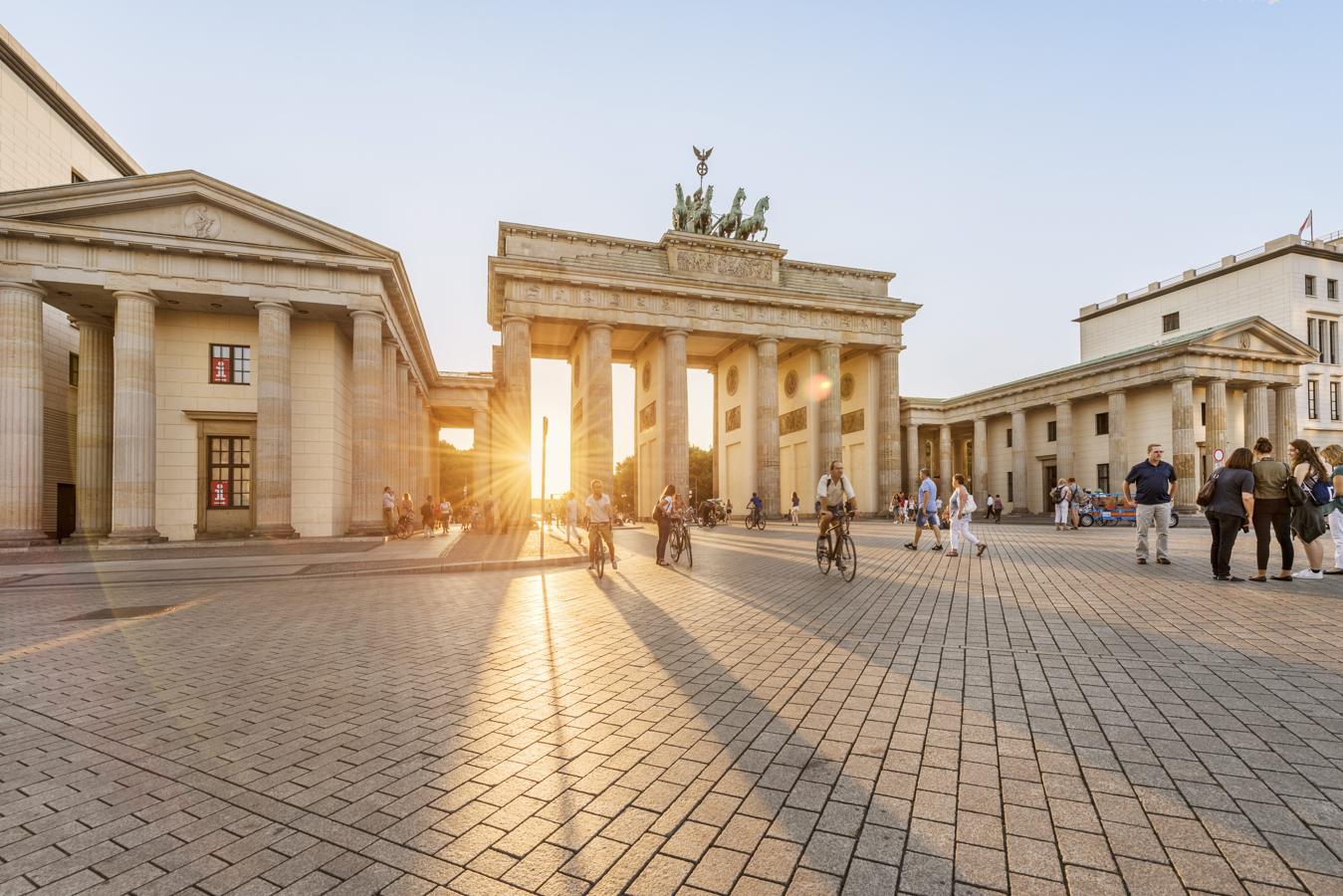 ¿Sabías que "Berlín cuenta con unas 710 bicicletas por cada 1.000 habitantes y una red de 620 kilómetros de carril bici"? Estos datos que nos cuentan desde Generator Hostels nos hacen comprender por qué la capital alemana es todavía más bonita si se conocer pedaleando desde el Mitte (el centro urbano) hacia las afueras, donde podremos descubrir una ciudad llena de vida, arte y mucha historia.