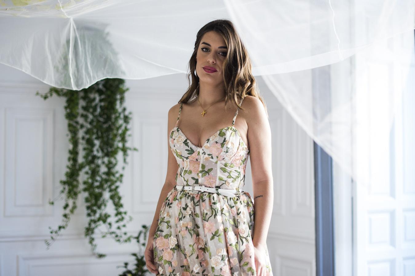 Todo empezó con un blog de moda que lanzó en 2009, cuando era dependienta en Zara. Hoy, tiene más de dos millones de seguidores en Instagram y casi lo mismo en Youtube. Una foto suya, luciendo el modelito de turno o haciéndose arrumacos con su mujer, acumula cientos de miles de likes en cuestión de horas. Y eso les encanta a las marcas. A sus 28 años, ha escrito una Guía de estilo, ha lanzado su firma de ropa, su perfume, y hasta su propio festival (Dulceweekend), en el que se combinan música y moda.