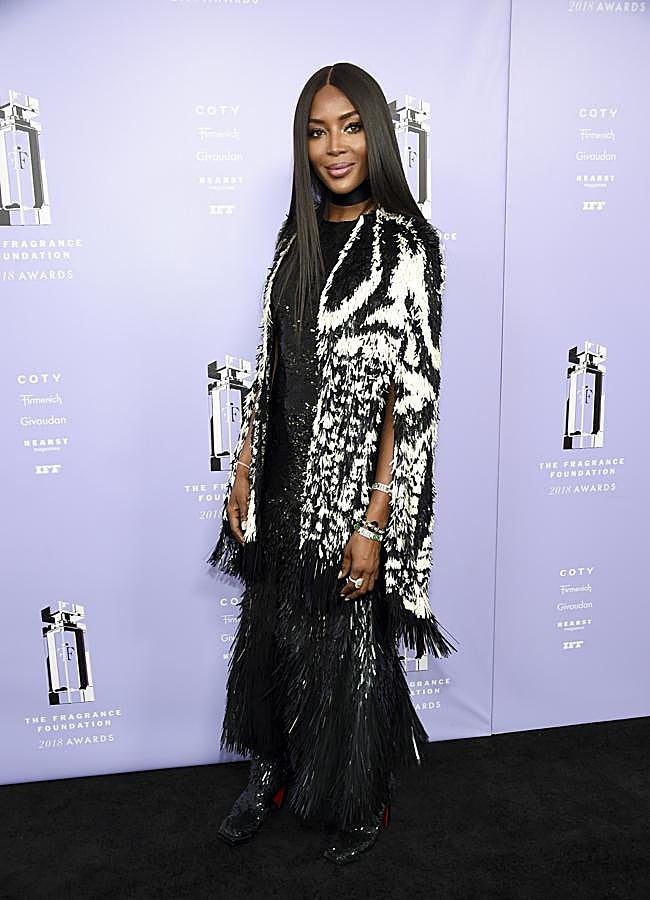 Naomi Campbell tampoco eligió un look minimalista, ni mucho menos, y se atrevió con este diseño bicolor con flecos de lúrex y lentejuelas de Sarah Burton para Alexander McQueen.