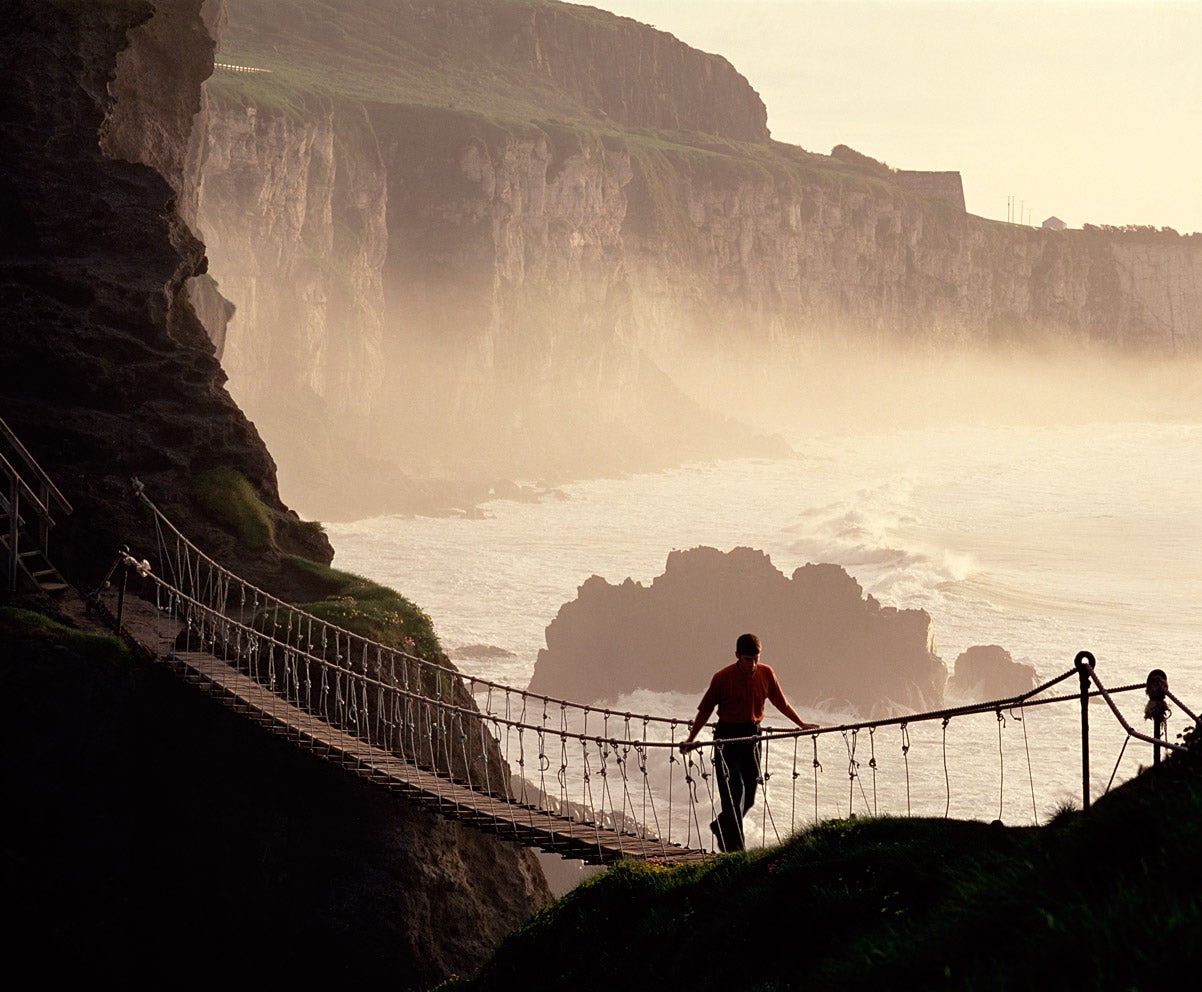 No puedes abandonar la ruta costera de la Calzada sin cruzar por el puente colgante Carrick-a-Rede, que une la isla de Carrick con el condado de Antrim. Fue construido hace unos 350 años por pescadores que se dedicaban a la captura del salmón y supondrá una aventura en la que divisarás la isla de Rathlin y Escocia a 30 metros de altura.
