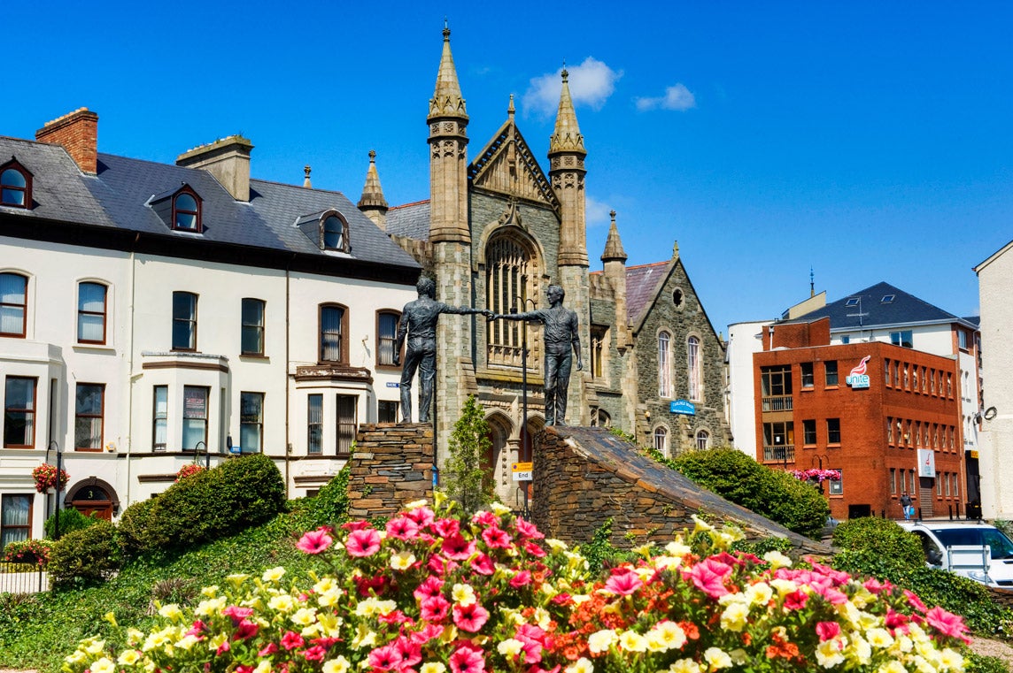 En la última parada encontramos Derry-Londonderry, la ciudad de las murallas. Su trazado urbano y los alrededores ofrecen preciosas panorámicas y múltiples opciones de ocio y turismo activo. Recorrer el valle de Glenelly buscando inspiradores sabores por el camino, hornear pan según la receta tradicional en la granja Bradkeel, conocer el proceso de elaboración artesanal del queso, adiestrarse en el arte de la pesca del salmón o dar paseos a caballo en el valle de Faughan son sólo algunas de las propuestas para disfrutar este vivo enclave.