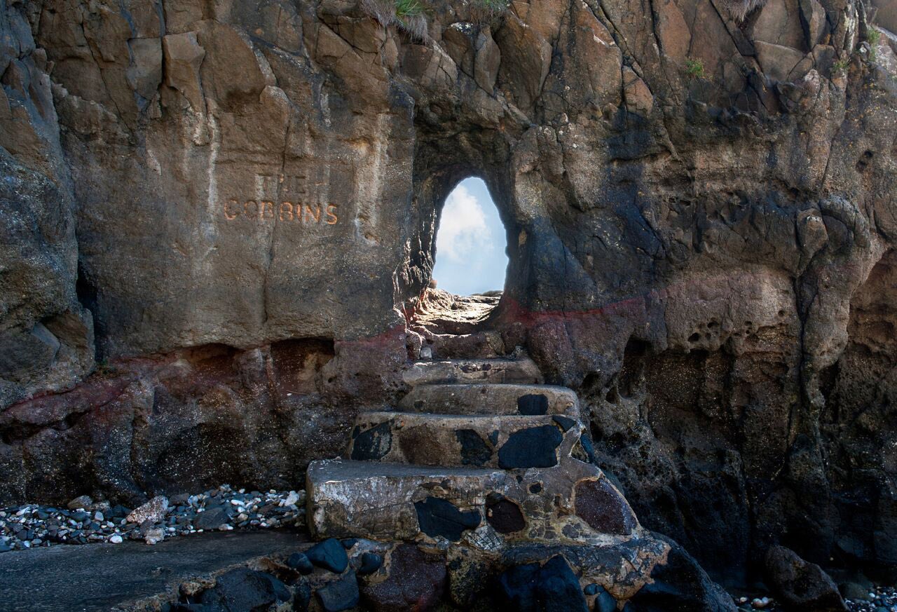 La segunda parada nos lleva a la ruta costera de la Calzada, en Gobbins, que se sitúa a 32 kilómetros de Belfast. Un recorrido lleno de biodiversidad, repleto de historia y con envolventes vistas que se alza sobre el mar pendiendo de los acantilados de basalto. Una experiencia rompedora a nivel mundial gracias a el acuario, el puente tubular y el Wise’s eye, los tres puntos de esta parada que debes visitar obligatoriamente.