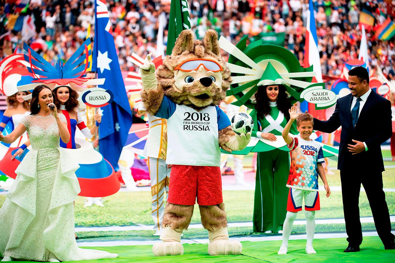 La mascota del Mundial de Rusia 2018 saluda al público del estadio de Luzhniki en la ceremonia de inaugurción.