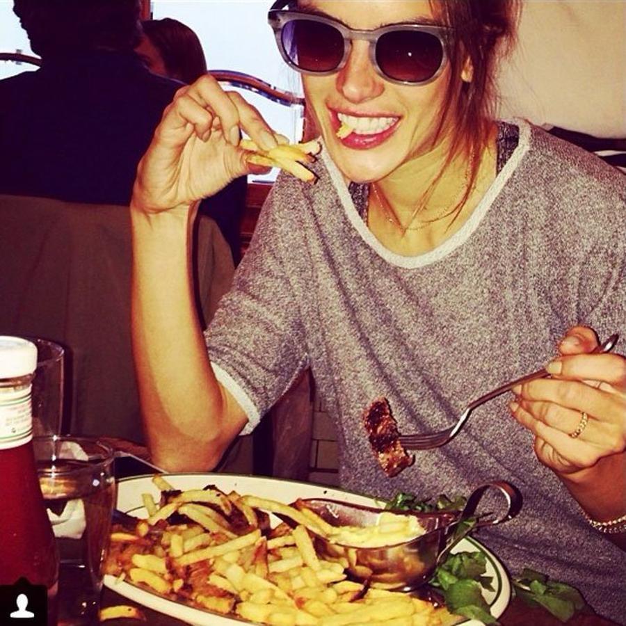 Es una de las piezas claves de la dieta mediterránea y deberías usarlo, por supuesto,  en crudo , pero también para cocinar tus patatas fritas favoritas, como bien sabe Alessandra Ambrosio. La Universidad de Jaén ha comprobado que sus  antioxidantes  conservan sus propiedades beneficiosas incluso cuando se emplea en frituras y que produce menos compuestos perjudiciales para la salud tras su uso que otros aceites.