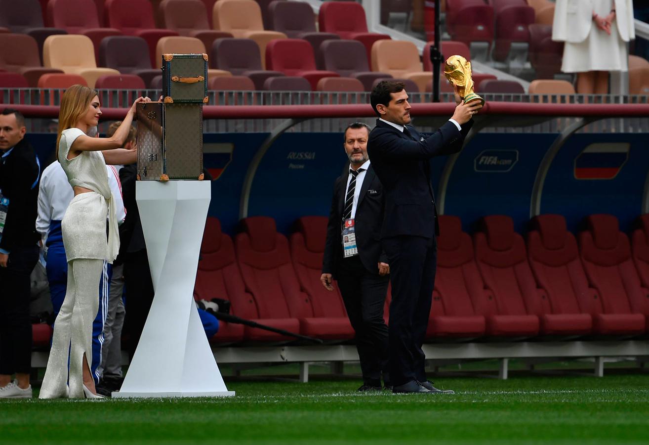 Iker Casillas levanta la Copa del Mundo que se entregará el próximo 15 de julio al ganador en la ceremonia de inauguración del Mundial de Rusia 2018.