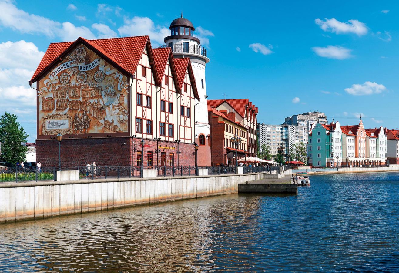 Capital de la Prusia Oriental hasta que en 1945 pasó a formar parte de la URSS, Kaliningrado es el único puerto ruso en el Báltico que no se hiela en invierno, por lo que es una de las potencias comerciales del país. Además, es la ciudad en la que nació Kant, por lo que deberías visitar su casa museo; así como alguno de los castillos de los caballeros templarios que se esconden en sus bosques. Por cierto, si vas, compra alguna pieza de ámbar de recuerdo, que típico de la zona.