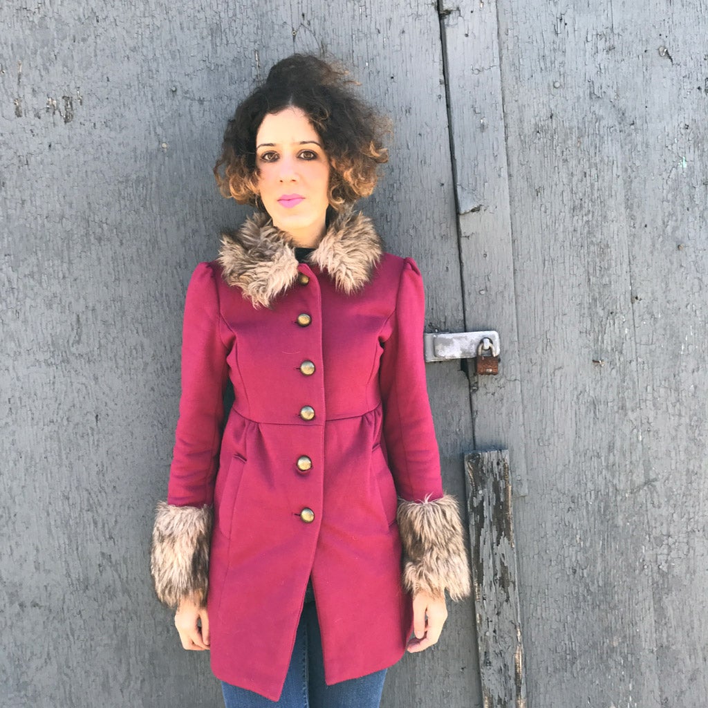 Es una de las voces destacadas de la nueva poesía española. Autora de Manojo de abominaciones, Night club para alumnas aplicadas, Introducción a todo, Fresa y herida y La edad de Merecer, recopila ahora sus trabajos más antiguos en Corazón tradicionalista (La Bella Varsovia, 2018), en el que encontraremos las que asegura que son las obsesiones de su poesía: “El amor romántico (y su desmitificación, o depende), la inquietud política y su tembleque, las arenas movedizas de la identidad (y de mis circunstancias agridulces: emigración, etc.), las palabras amistadas con espejos y mises en abyme, los dioses y los huecos que dejaron y cómo los vamos llenando, etc”.  Lee la entrevista completa con Berta aquí.