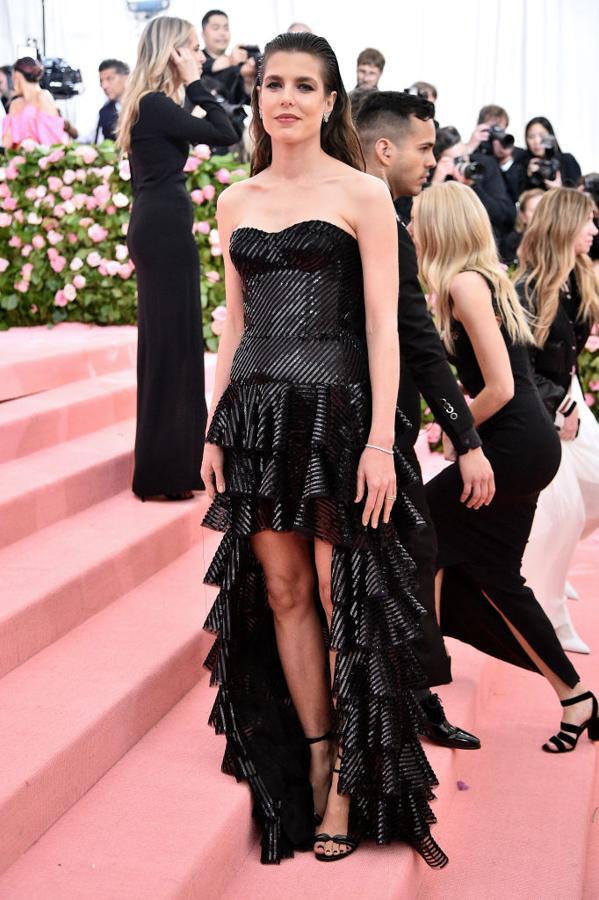 Frente a las escaleras de acceso de la Gala del Met de Nueva York en mayo de 2019, con un vestido de volantes de Saint Laurent.