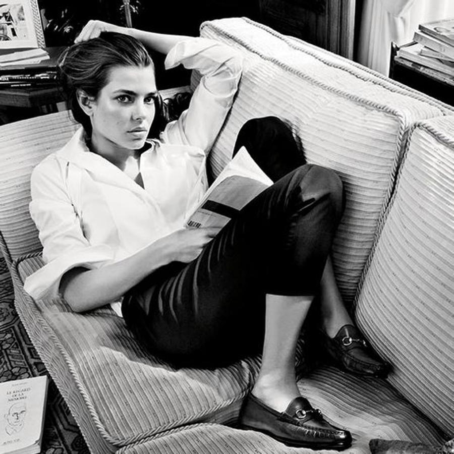 La doble vida de Carlota no tiene que ver, pues, con la moda, sino con la equitación. ¿O no? Pues tampoco. Los caballos son su pasión desde niña, pero de adolescente conoció la que se ha convertido en mucho más que una afición: la filosofía. En el instituto, devoró a Sartre, Nietzsche y Freud y terminó licenciándose en filosofía en la Sorbona. Hoy, es la princesa filósofa oficial: lanzó la convocatoria anual de unas jornadas filosóficas (la primera, en torno al amor, se celebró en 2015) y un premio que lleva el nombre de su profesor del instituto, el crítico del diario “Libération” Robert Maggiori.