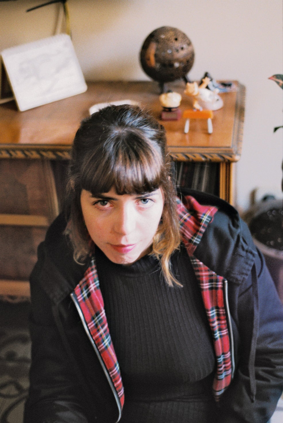 Las ilustraciones de Cristina Daura tienen ese sello de autenticidad que las hace claramente identificables: un estilo surrealista y personal con colores básicos (azul, amarillo, rojo, algún verde… ) y brillantes, dentro de una estructura que explica una historia. Las suyas se han publicado en fanzines, revistas culturales, portadas de discos y libros y hasta han reclamado su talento para las páginas del New York Times y The New Yorker. “El papel de las mujeres en el cómic es crucial. Poco a poco es cada vez más presente, al menos a nivel nacional aunque cuesta, pero todo es gracias también al trabajo que hace la Asociación de Autoras de Cómic”.  Mira la entrevista completa a Cristina Daura aquí.