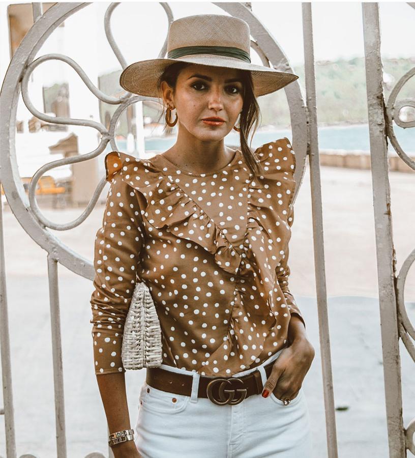 Esta temporada los lunares han estado en todas partes y Alexandra Pereira ha sido una de las muchas 'influencers' que se han unido a esta moda. Ella se ha decantado por esta blusa ceñida que, en conjunto con los lunares, consigue estilizar al máximo la figura de la 'bloguer'. Todo un acierto para este verano.