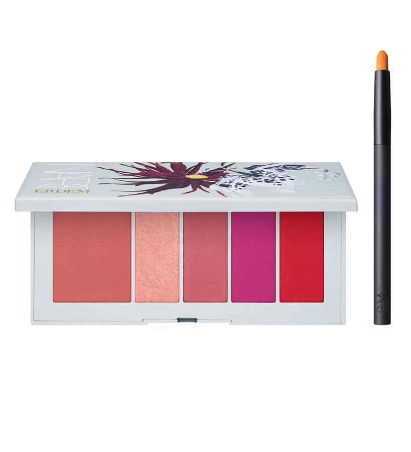 Aunque es una paleta para labios, no hemos podido resistirnos. La combinación de colores es un claro homenaje a todo el universo de Erdem Moralioglu, el diseñador establecido en Londres que ha hecho de las flores elementos de lujo supremo.  Strage Flowers Poison Rose Lip Powder Palette de la colección Erdem for NARS  (39 €).