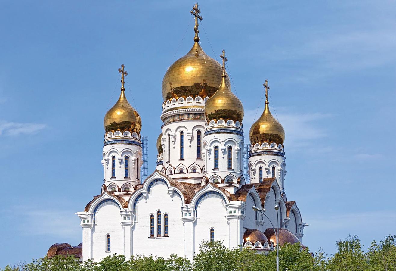 Bañada por el río Volga, si viajas a Samara no te pierdas la plaza Kuybishev, en la que se alza el monumental edificio del Teatro de la Ópera y el Ballet de Samara; visita el Museo del Espacio, donde se construyó el cohete que llevó al primer hombre al espacio; y acércate hasta el Búnker de Stalin, donde estaba previsto que se refugiara en caso de que los alemanes tomaran Moscú durante la II Guerra Mundial.