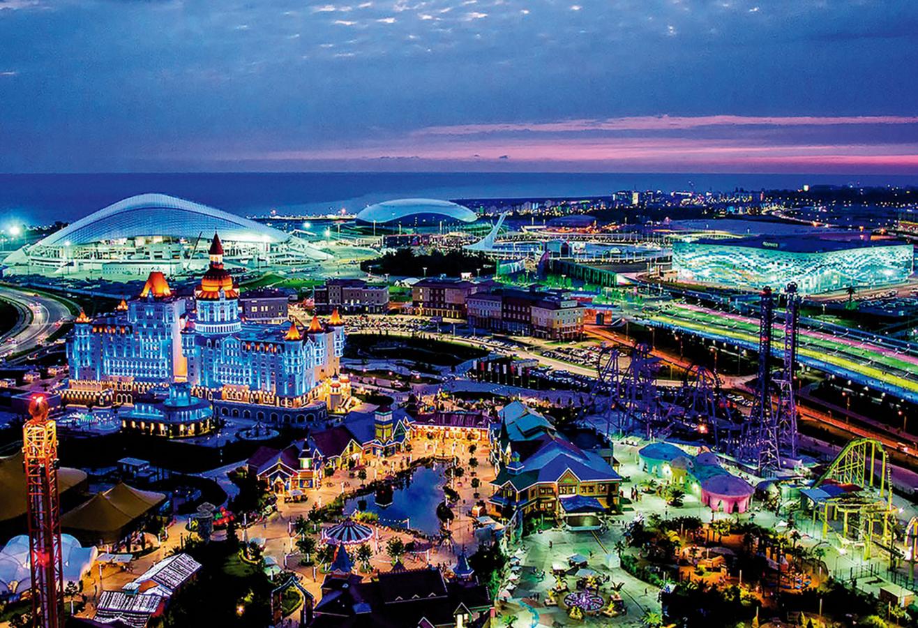 La ciudad donde se estrena España en el Mundial de Rusia 2018 es también conocida como la 'Riviera rusa' o la capital de verano del país. Sus playas y su animada vida nocturna la convierten en el balneario preferido por la clase media-alta rusa y es que, como asegura la tenista Maria Sharapova, natural de la ciudad, "en Sochi uno puede ir a esquiar por la mañana en las montañas que se alzan detrás de la ciudad y, por la tarde, salir a navegar o darse un baño en las aguas del mar Negro".