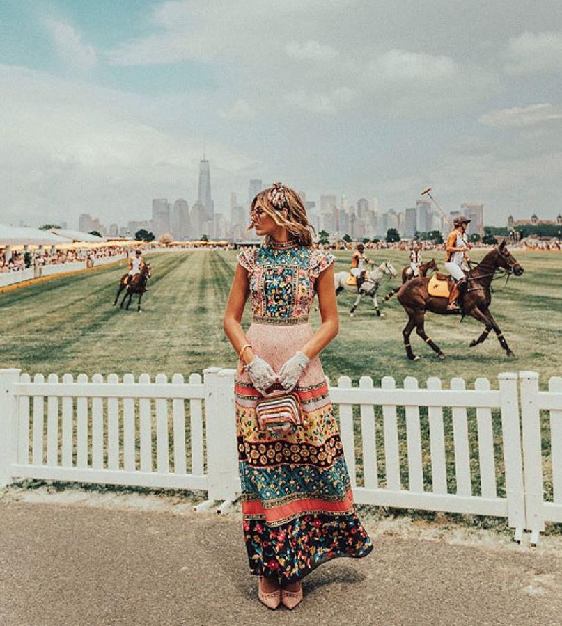 Solo es apto para atrevidas y Tezza es una de ellas. Esta 'influencer' se ha atrevido a combinar toda clase de estampados en una misma prenda. No se nos puede ocurrir un estampado más veraniego y alegre que este para dar la bienvenida al verano.