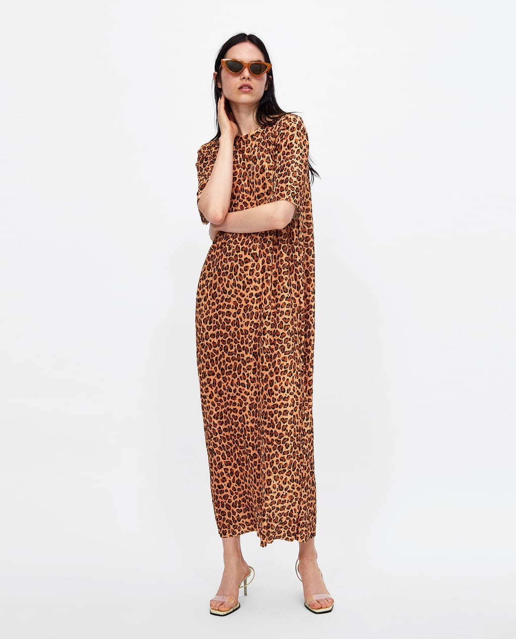 ¿Quién dijo que el 'animal print' no era para el verano? Este vestido túnica plisado se convertirá en uno de tus favoritos. Precio en Zara antes de las rebajas de verano: 19.95 euros