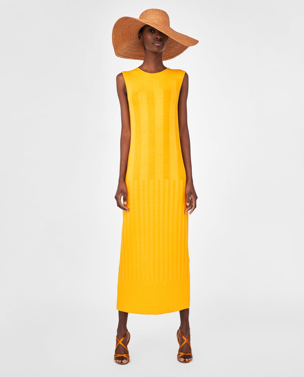 El amarillo es el color del verano , y este vestido de canalé es uno de nuestros favoritos de la temporada. Precio en Zara antes de las rebajas de verano: 19.95 euros